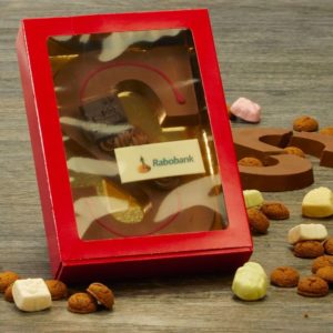 Rabobank geeft het personeel chocoladeletters
